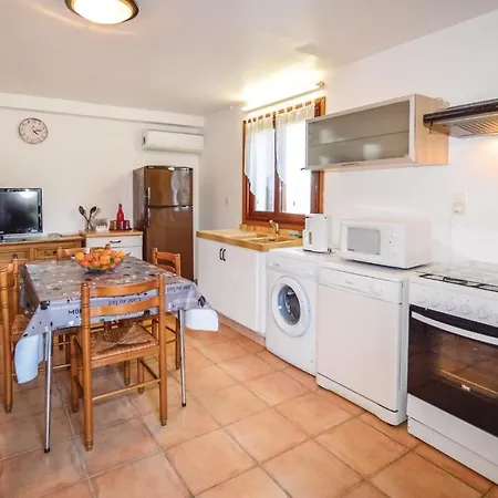 Appartement Nice In W/ Wifi And 2 Bedrooms Bastelicaccia