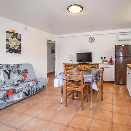 Appartamento Nice In W/ Wifi And 2 Bedrooms Bastelicaccia